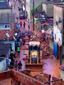 Vídeo mostra resgate de vítima de soterramento em Santa Maria de Itabira