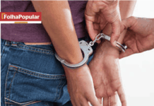 Jovem é preso após ser denunciado por esconder droga na base de passarela no Praia para venda